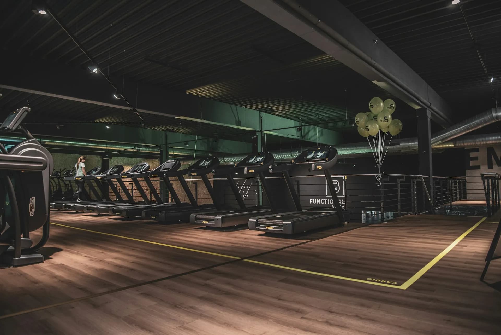 Modernes Fitnessstudio mit professionellen Trainingsgeräten